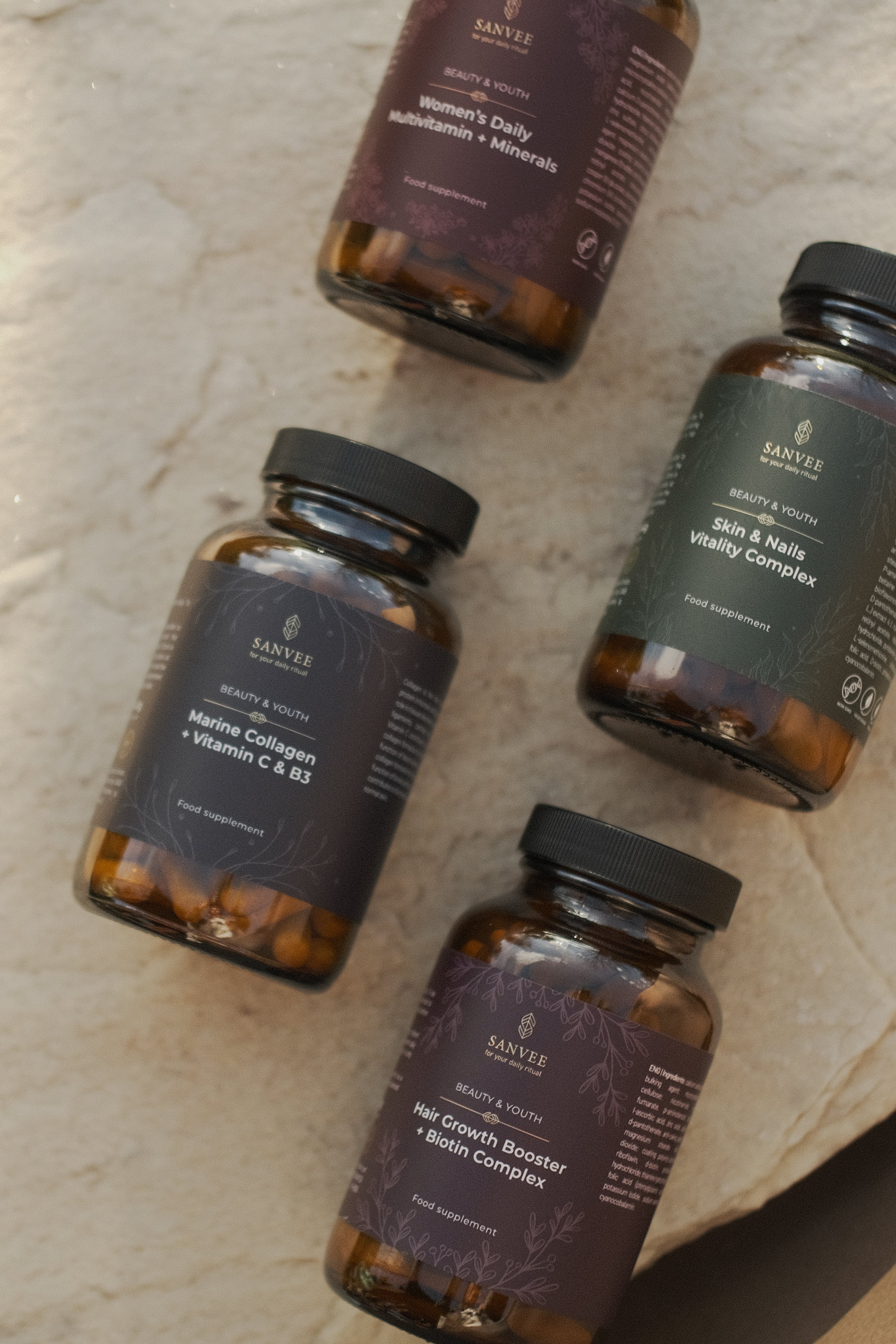 Sanvee papildų rinkinys su kolagenu vitaminu C ir odos bei nagų kompleksu ant natūralaus paviršiaus
